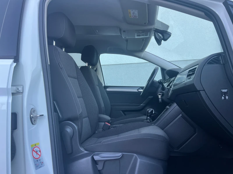 VW Touran  2.0TDI DSG 7места Facelift , снимка 12 - Автомобили и джипове - 53113324