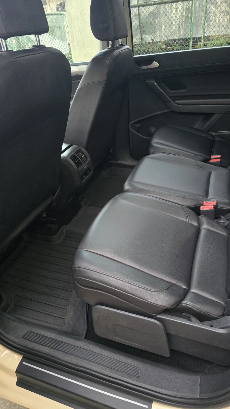 VW Touran 2.0 TDI, снимка 9 - Автомобили и джипове - 54293970