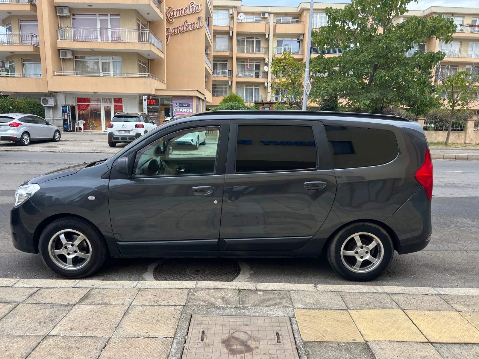 Dacia Lodgy 1.6 газ/бензин, снимка 4 - Автомобили и джипове - 55892327