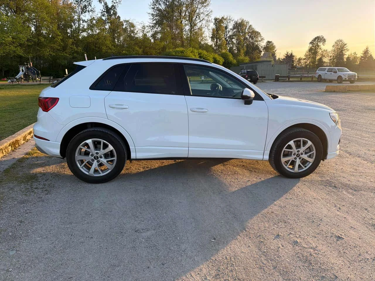 Audi Q3 * 40TFSI * CARFAX * ПАНОРАМА * KEYLESS * ПОДГРЕВИ, снимка 3 - Автомобили и джипове - 54322837