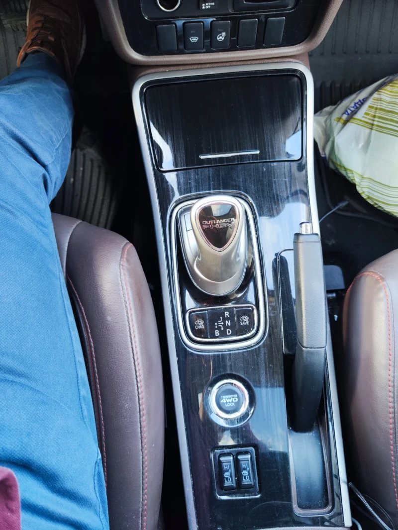 Mitsubishi Outlander, снимка 15 - Автомобили и джипове - 53463802