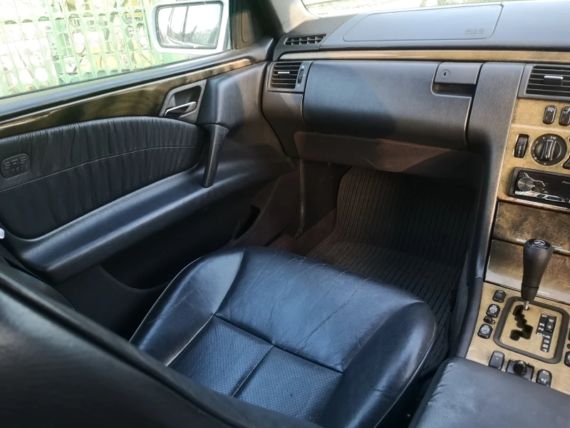 Mercedes-Benz E 300, снимка 10 - Автомобили и джипове - 49533181