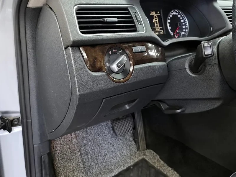 VW Passat  2.0 Tdi B7, снимка 17 - Автомобили и джипове - 55038328