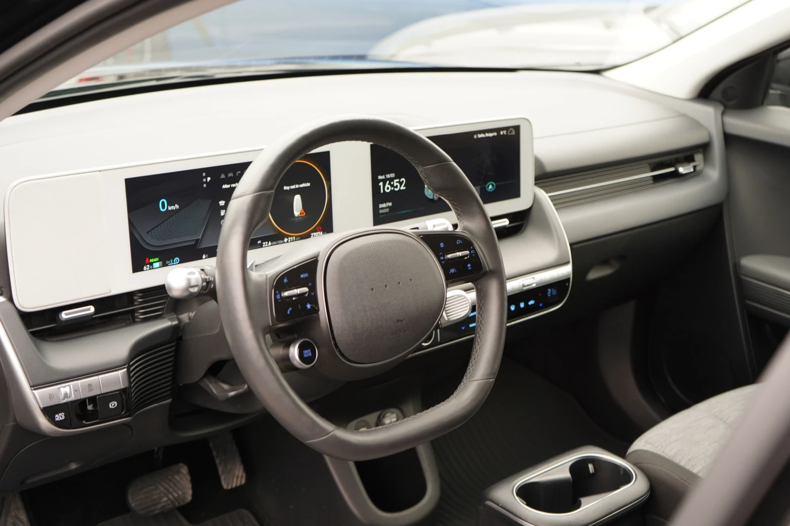 Hyundai Ioniq 5 77kWh* CAM* 4x4* DISTR* KEYLESS* , снимка 8 - Автомобили и джипове - 53890332