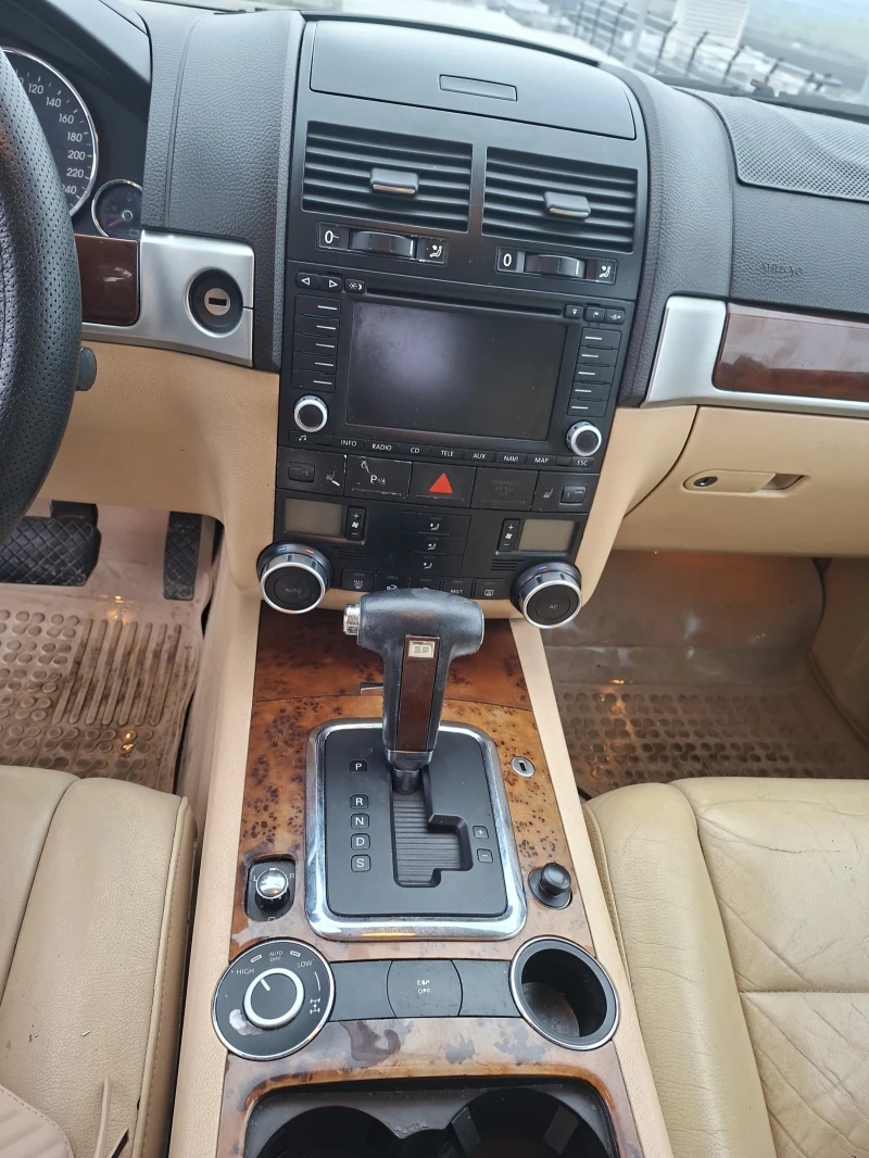 VW Touareg, снимка 8 - Автомобили и джипове - 53295737
