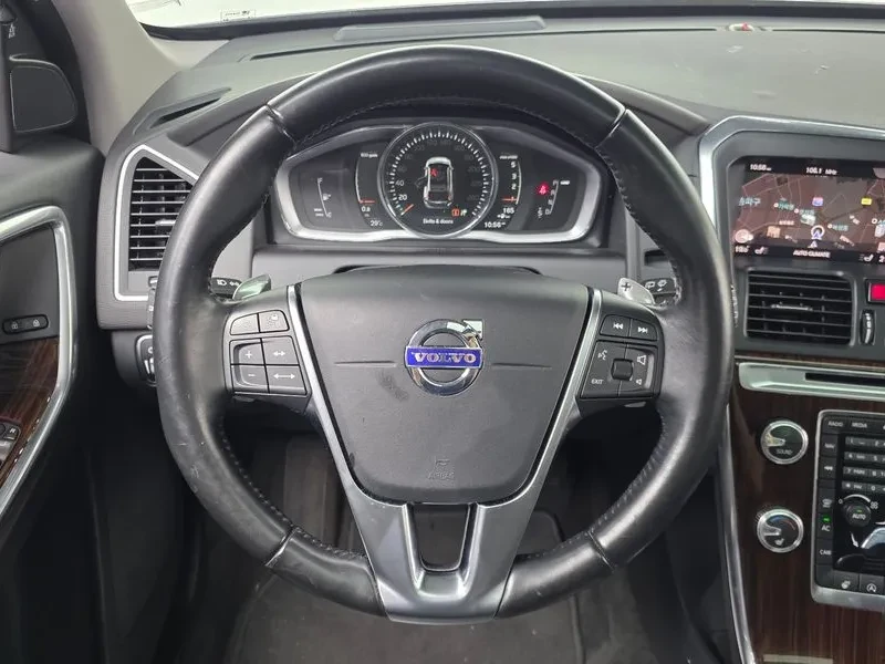 Volvo XC60 D4, снимка 13 - Автомобили и джипове - 56356423