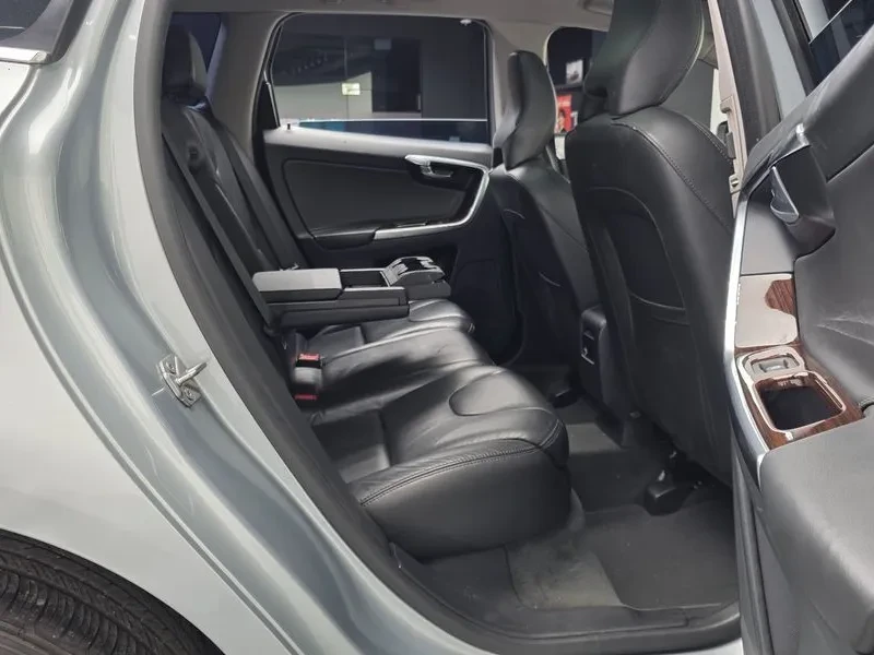 Volvo XC60 D4, снимка 12 - Автомобили и джипове - 56356423