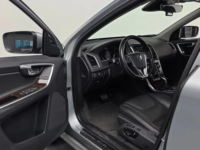 Volvo XC60 D4, снимка 10 - Автомобили и джипове - 56356423