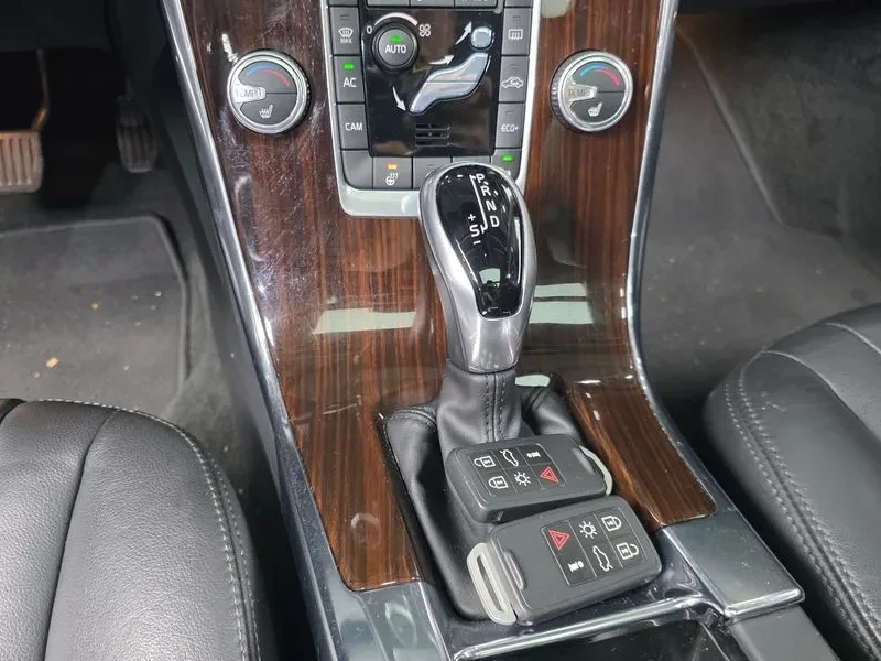 Volvo XC60 D4, снимка 9 - Автомобили и джипове - 56356423