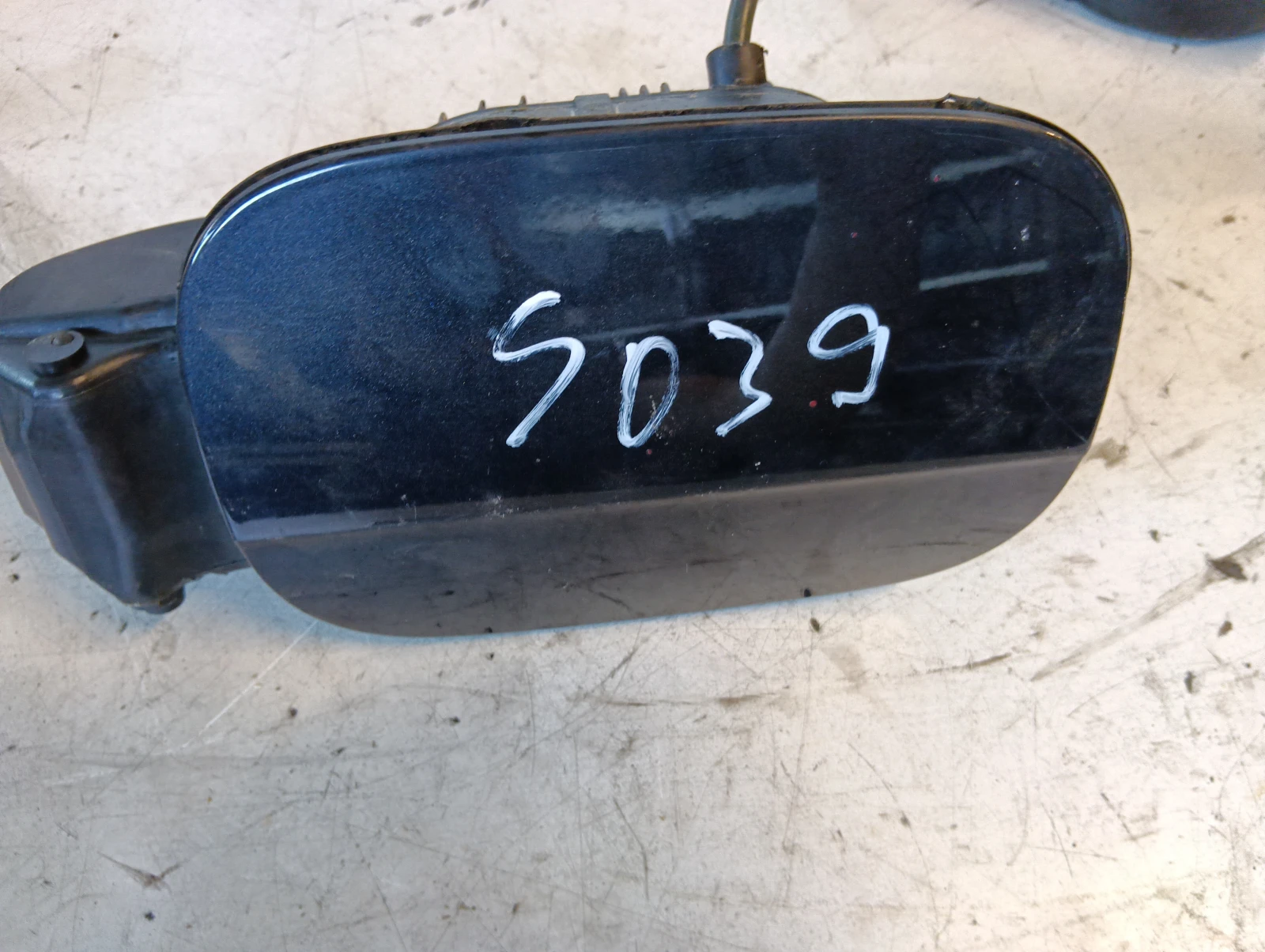 вратичка резервоар ЧЕРНА 5E0809702B 5E0809702C Skoda Octavia