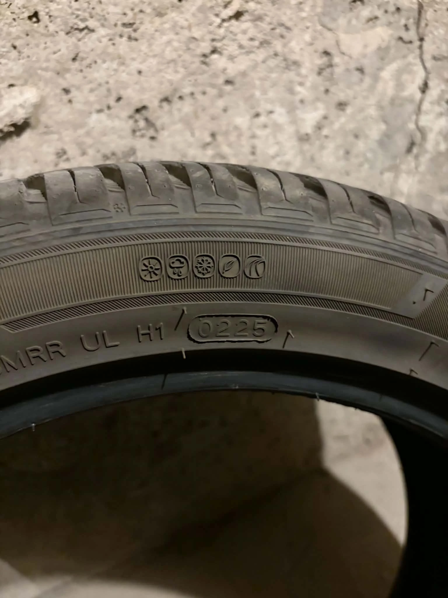 Гуми Всесезонни 225/45R17, снимка 4 - Гуми и джанти - 56216072