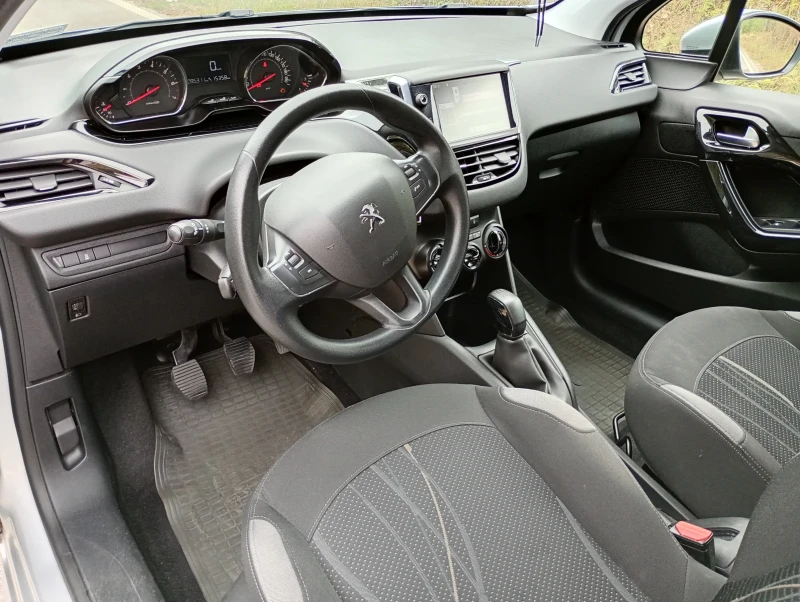 Peugeot 208 1.2VTI, снимка 9 - Автомобили и джипове - 49205554