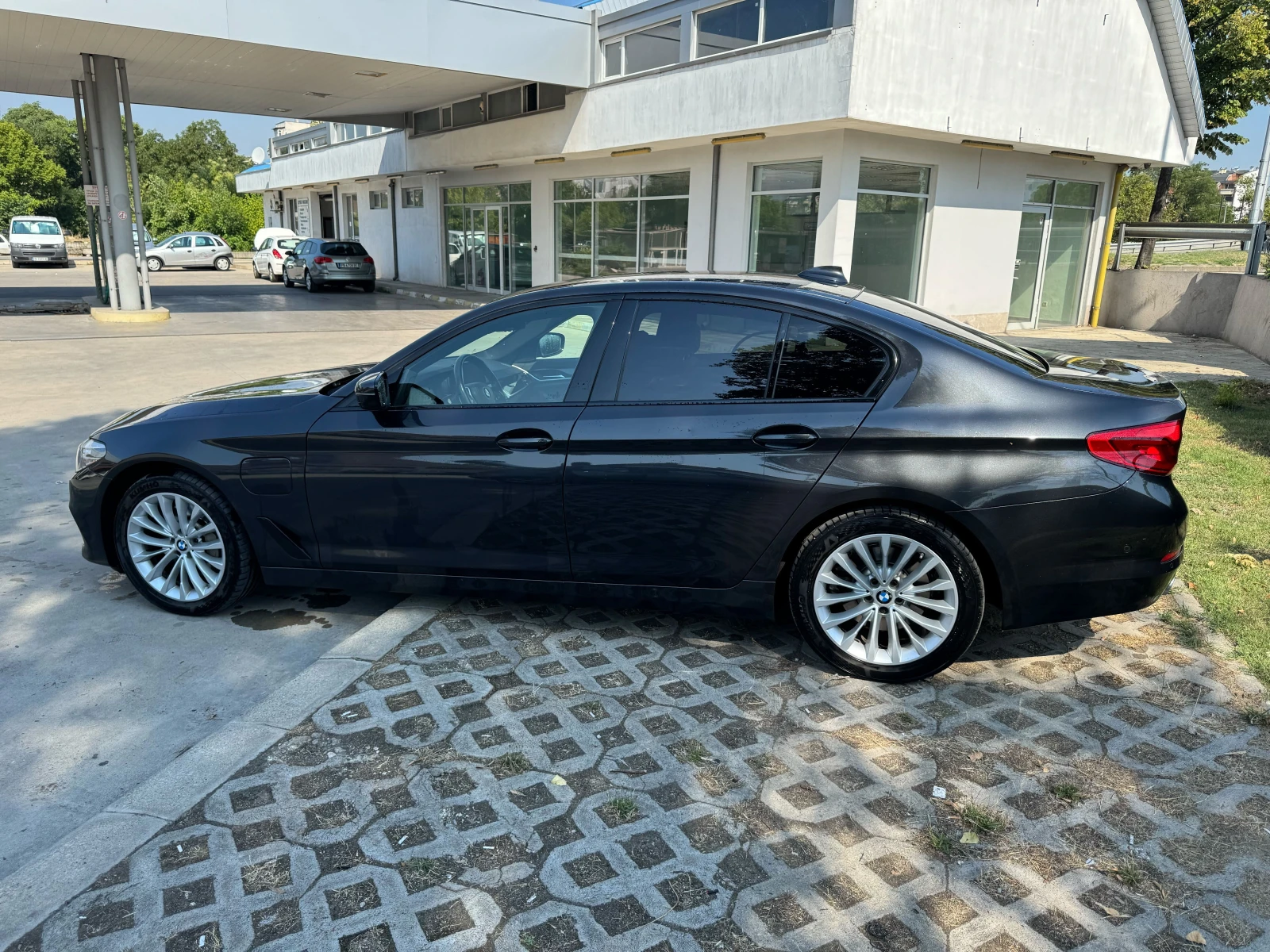 BMW 530E Luxury line, xDrive - изображение 2