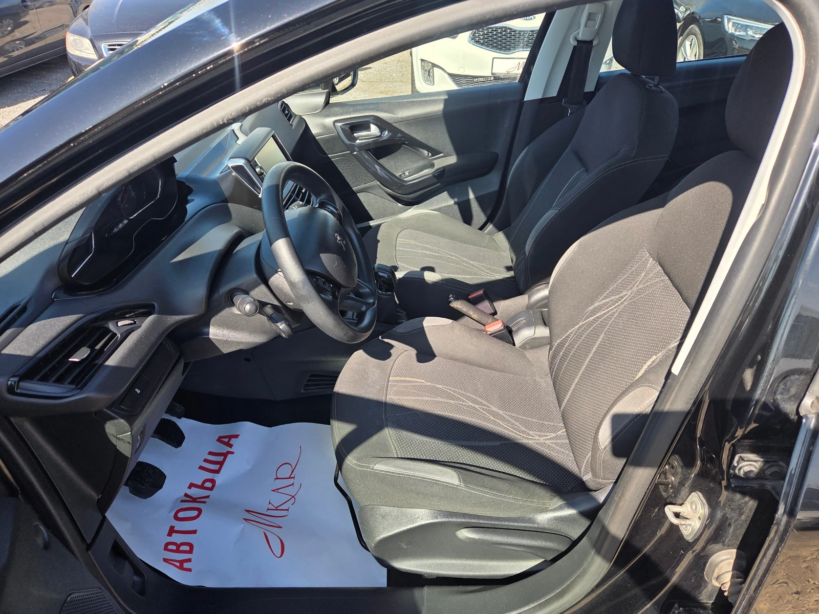 Peugeot 208 1.2i, снимка 7 - Автомобили и джипове - 53859523