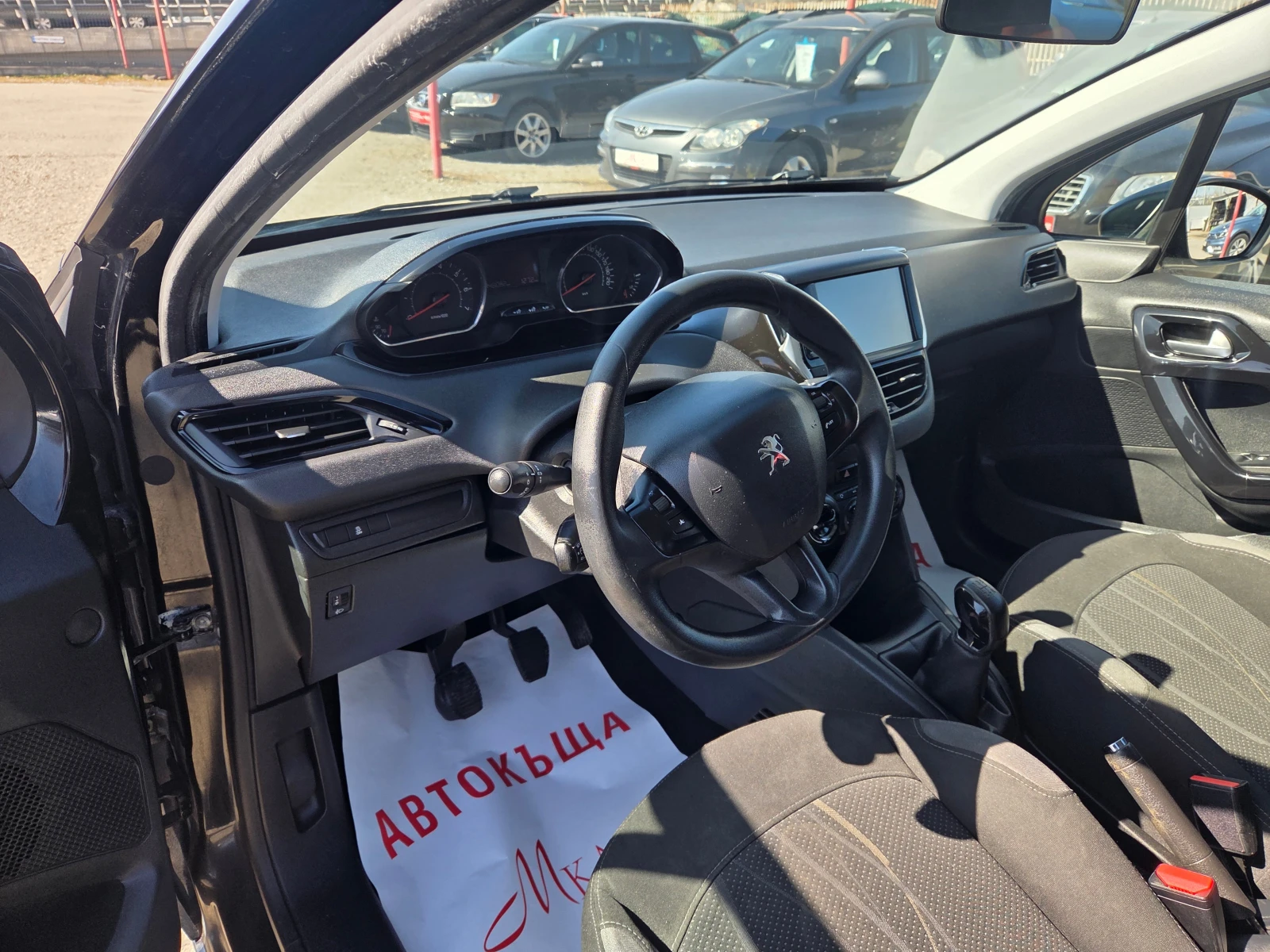 Peugeot 208 1.2i, снимка 8 - Автомобили и джипове - 53859523