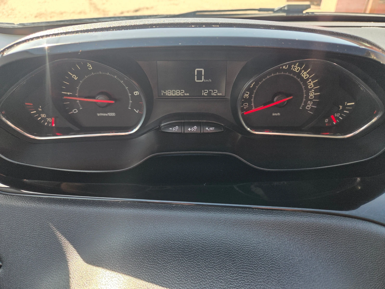 Peugeot 208 1.2i, снимка 14 - Автомобили и джипове - 53859523