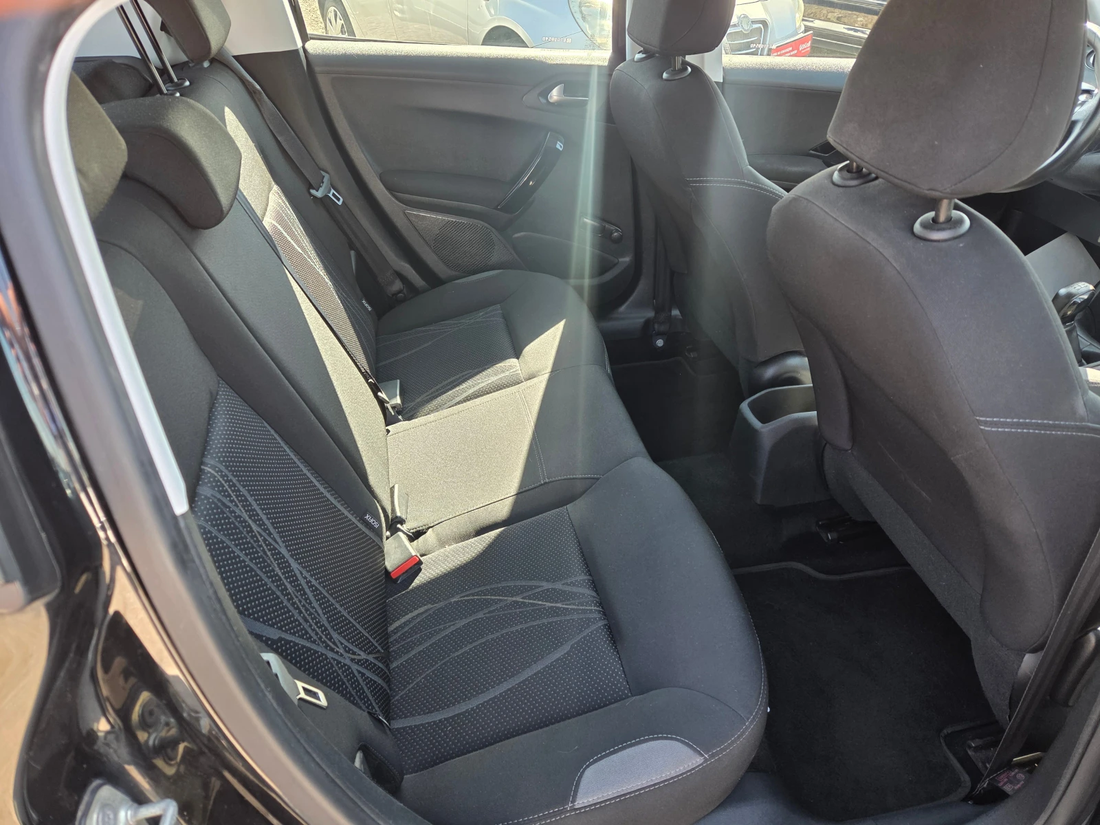 Peugeot 208 1.2i, снимка 11 - Автомобили и джипове - 53859523