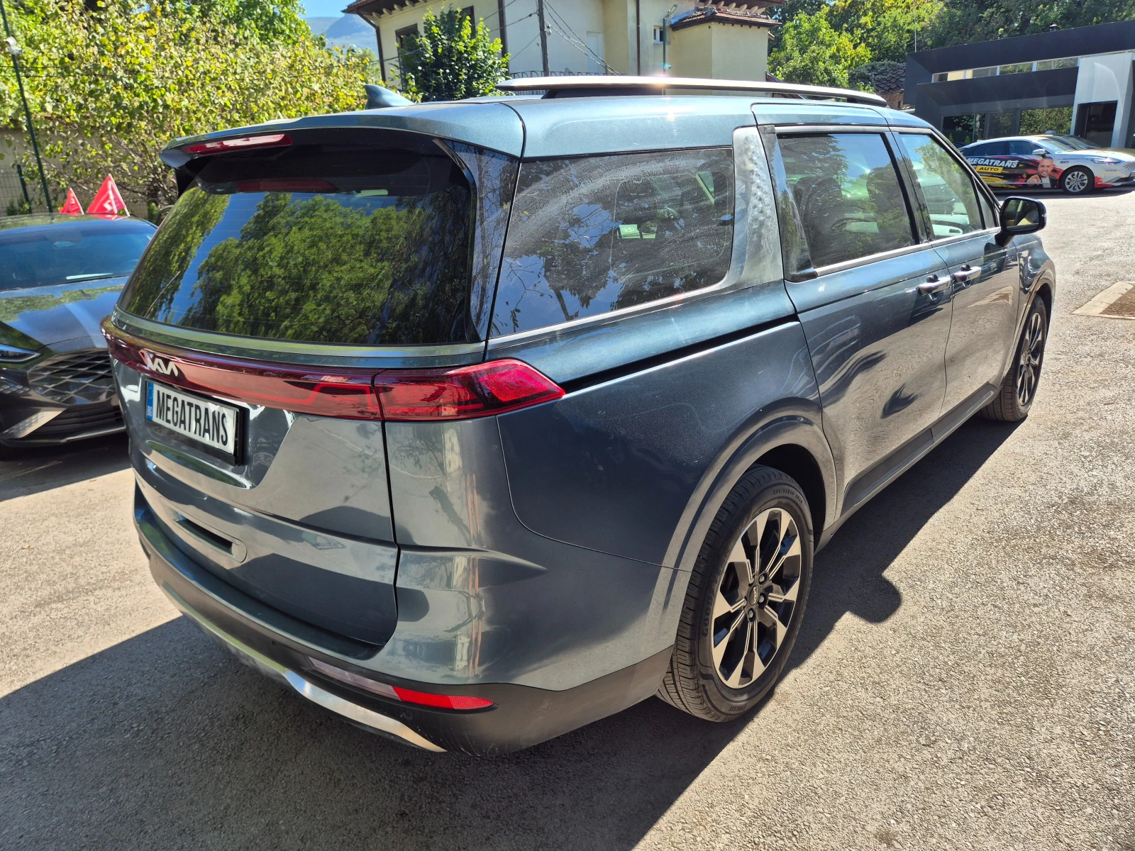 Kia Carnival 2.2 CRDI 8+ 1 ДДС - Наличен в БГ, снимка 4 - Автомобили и джипове - 55979863