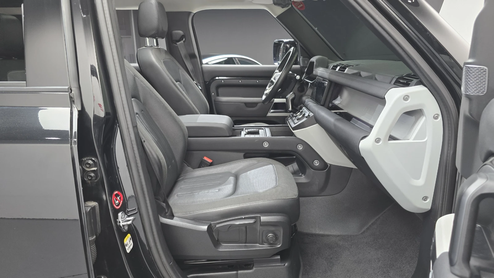 Land Rover Defender D240* BLIND SPOT* 360* ЛЮК* ПОДГРЕВ ВОЛАН* КРАЙНА , снимка 11 - Автомобили и джипове - 55383920