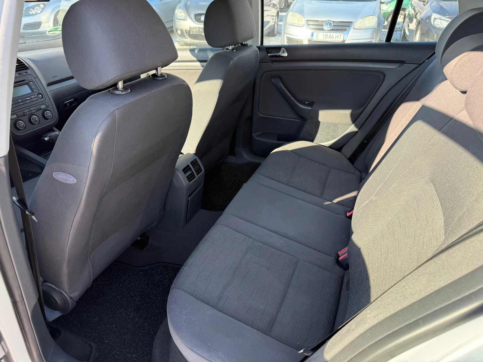 VW Golf 5 Автомат 1.6 102кс - изображение 8