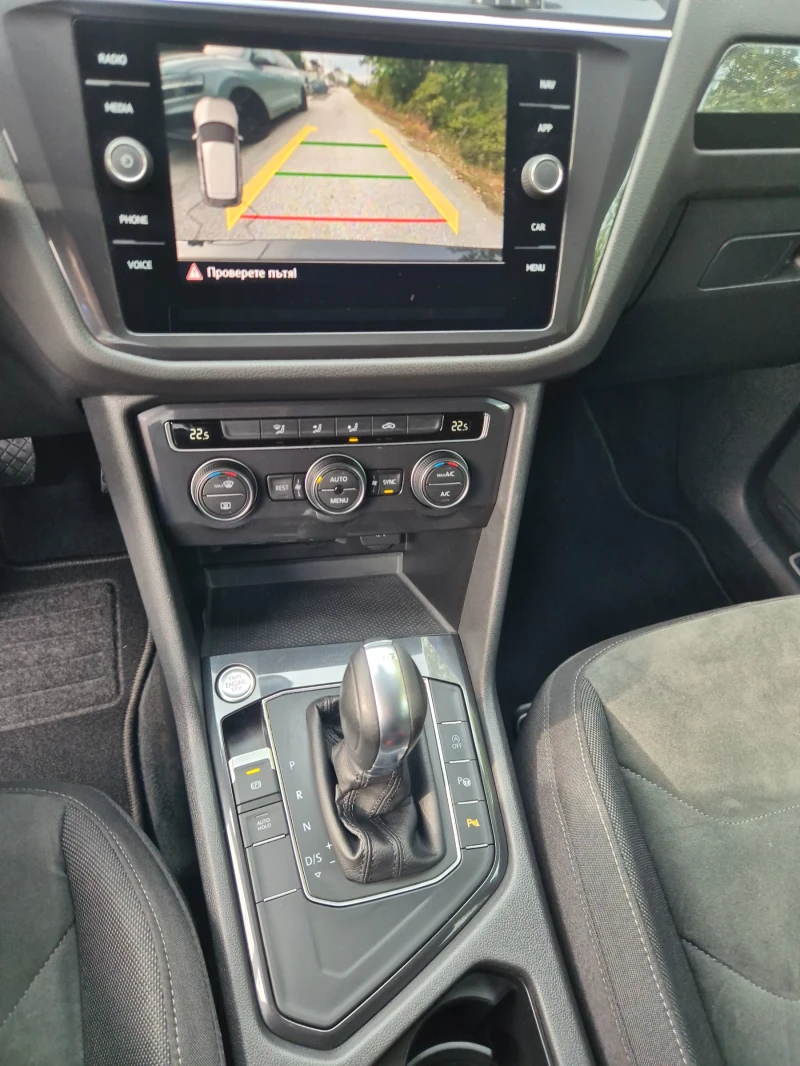 VW Tiguan 2.0D/7места/19г., снимка 14 - Автомобили и джипове - 52138235