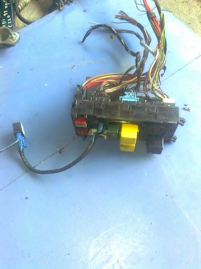 Пластмасово табло релета за Мерцедес Ц220 ЦДИ 99г.