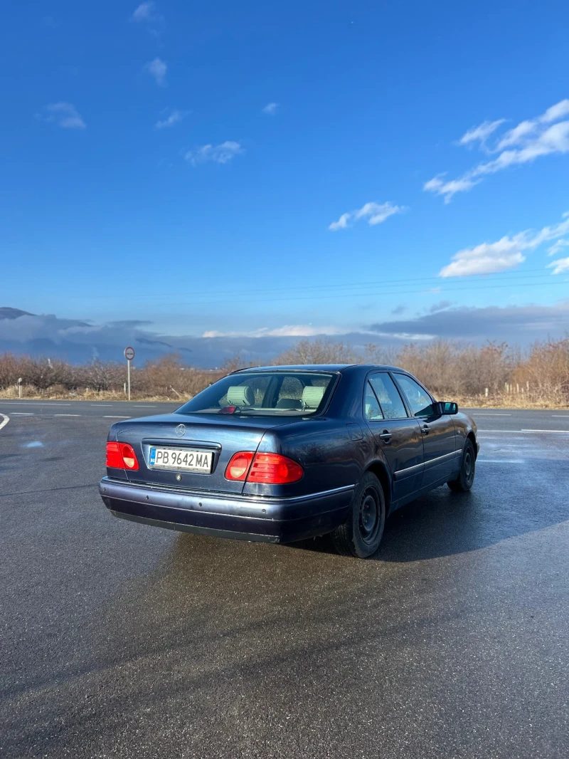 Mercedes-Benz E 200, снимка 3 - Автомобили и джипове - 48452560