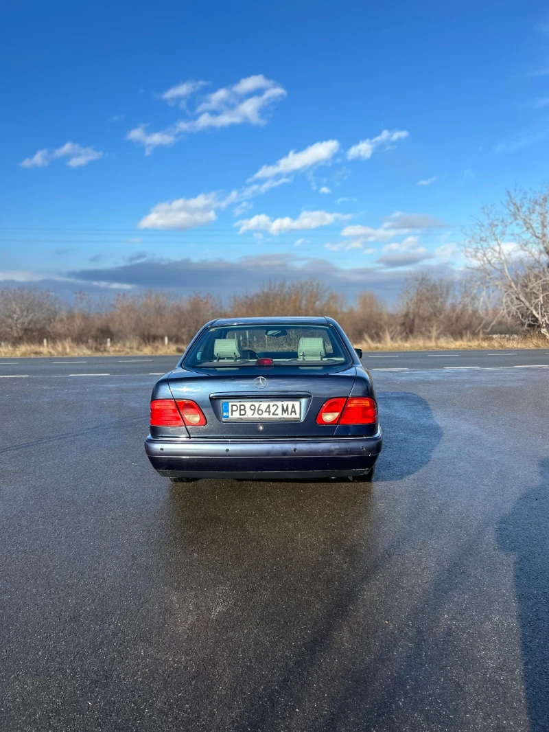 Mercedes-Benz E 200, снимка 4 - Автомобили и джипове - 48452560