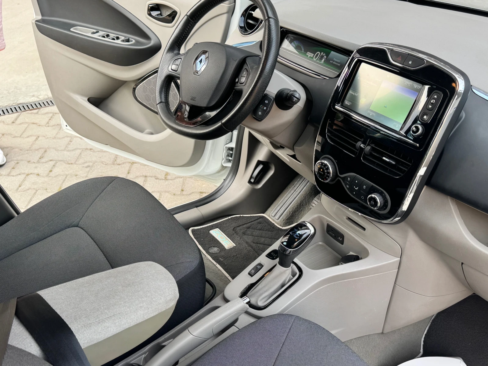 Renault Zoe 65000, снимка 12 - Автомобили и джипове - 54757279