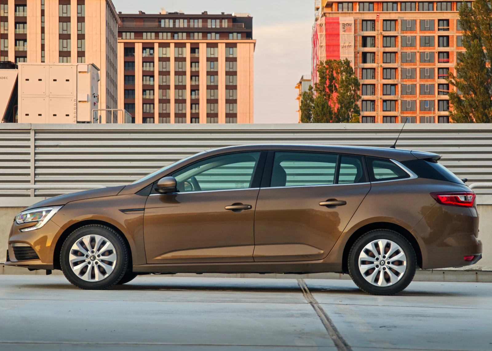 Renault Megane IV Grandtour 1.6 SCe, снимка 2 - Автомобили и джипове - 55387268