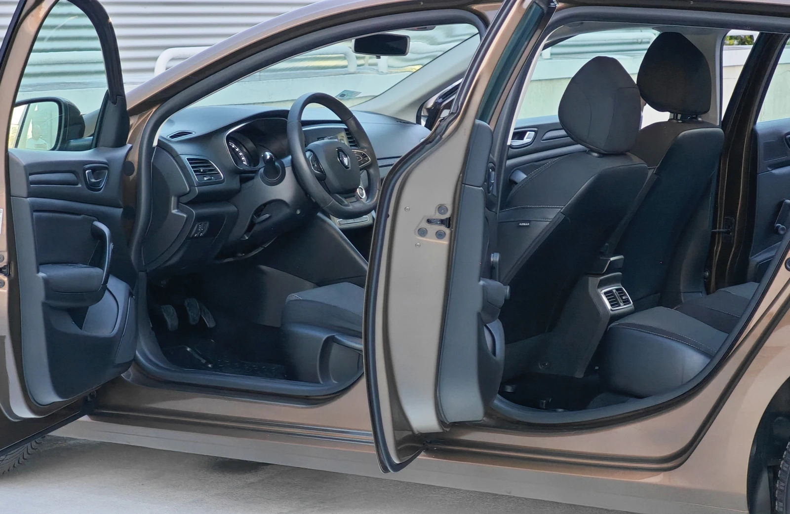 Renault Megane IV Grandtour 1.6 SCe, снимка 13 - Автомобили и джипове - 55387268