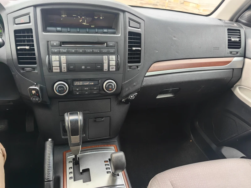 Mitsubishi Pajero  3.0i V6 GLS Automatic, снимка 16 - Автомобили и джипове - 52047645