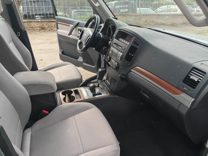Mitsubishi Pajero  3.0i V6 GLS Automatic, снимка 12 - Автомобили и джипове - 52047645