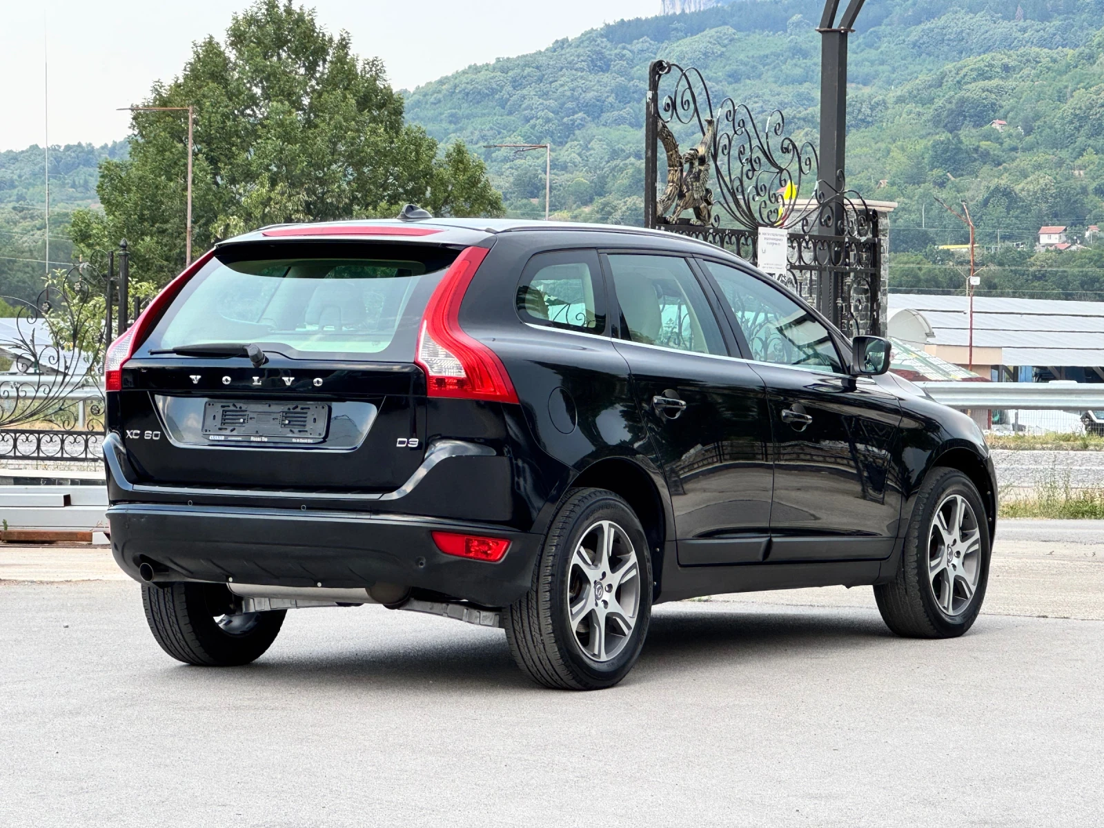 Volvo XC60 2.0D3 ИТАЛИЯ АВТОМАТ - изображение 10