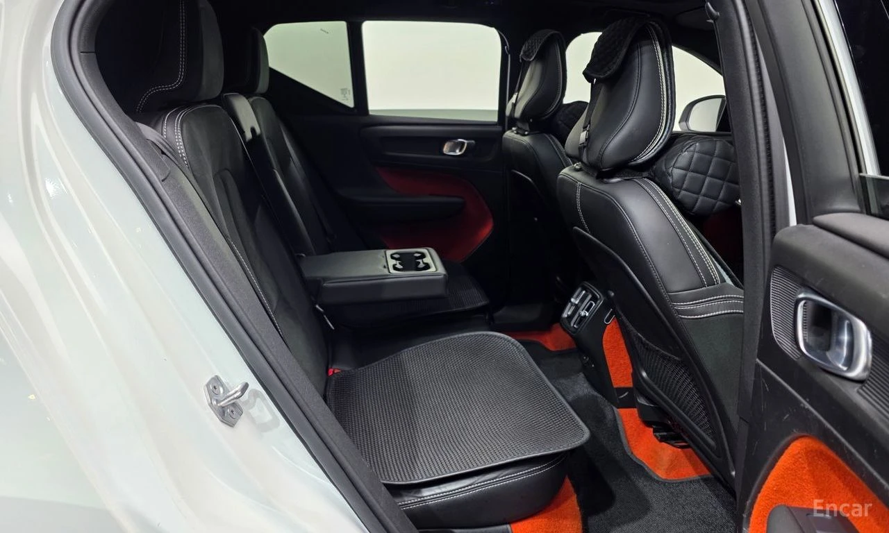 Volvo XC40 T4* R* DESIGN* LANE* ASSIST* ПАНОРАМА* КАМЕРА* , снимка 14 - Автомобили и джипове - 54884158