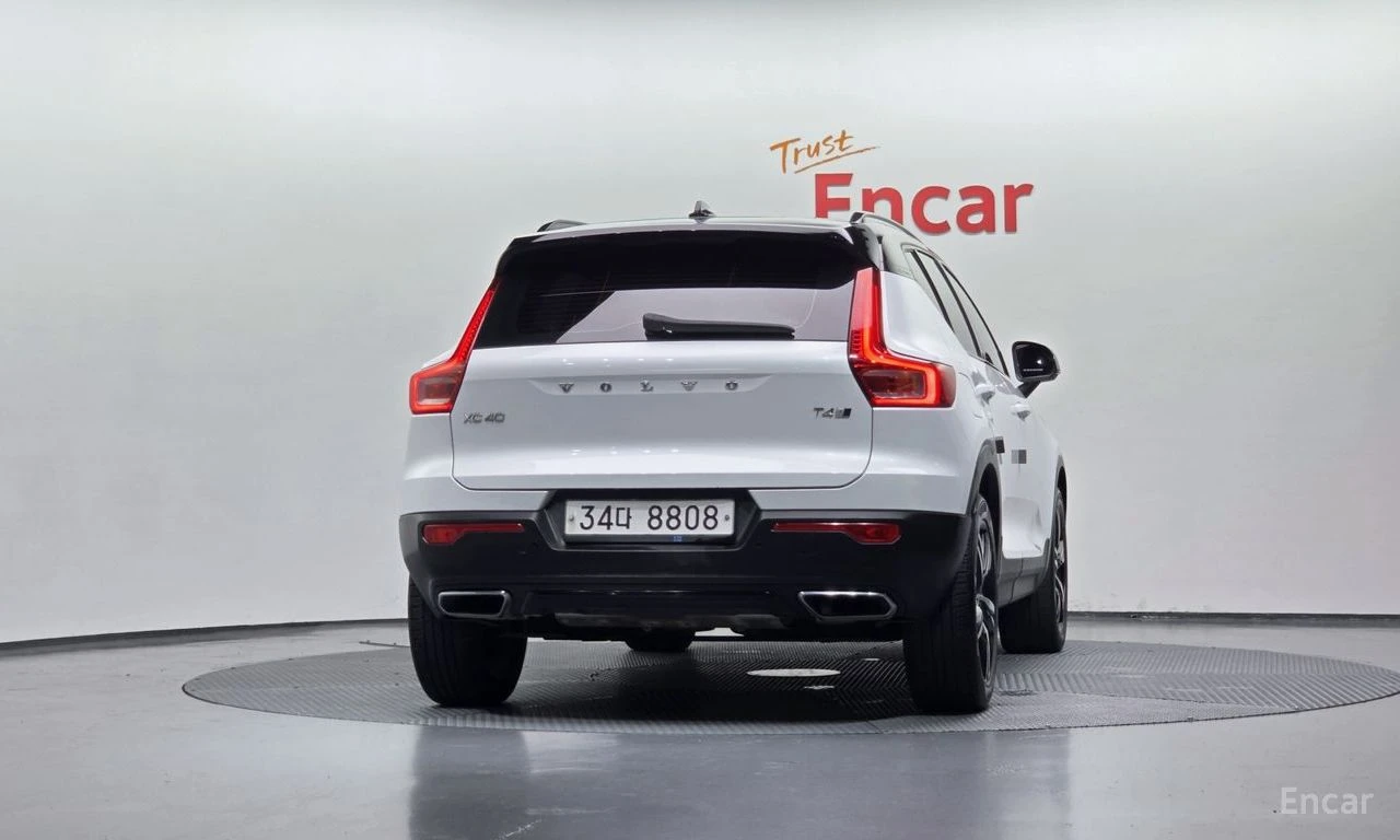 Volvo XC40 T4* R* DESIGN* LANE* ASSIST* ПАНОРАМА* КАМЕРА* , снимка 4 - Автомобили и джипове - 54884158