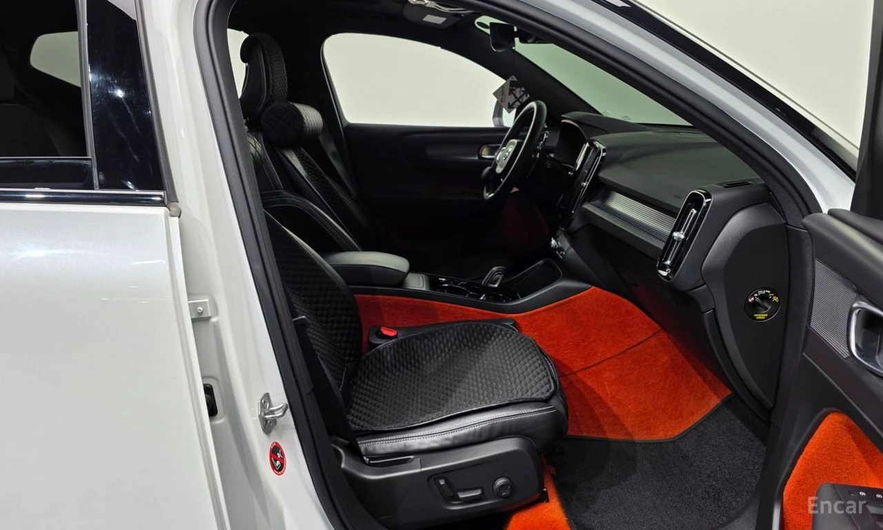 Volvo XC40 T4* R* DESIGN* LANE* ASSIST* ПАНОРАМА* КАМЕРА* , снимка 13 - Автомобили и джипове - 54884158