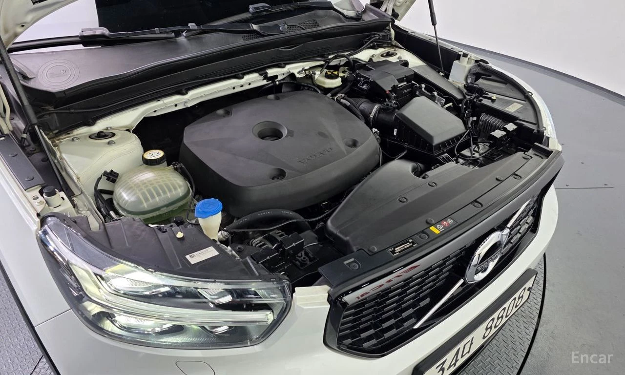 Volvo XC40 T4* R* DESIGN* LANE* ASSIST* ПАНОРАМА* КАМЕРА* , снимка 17 - Автомобили и джипове - 54884158