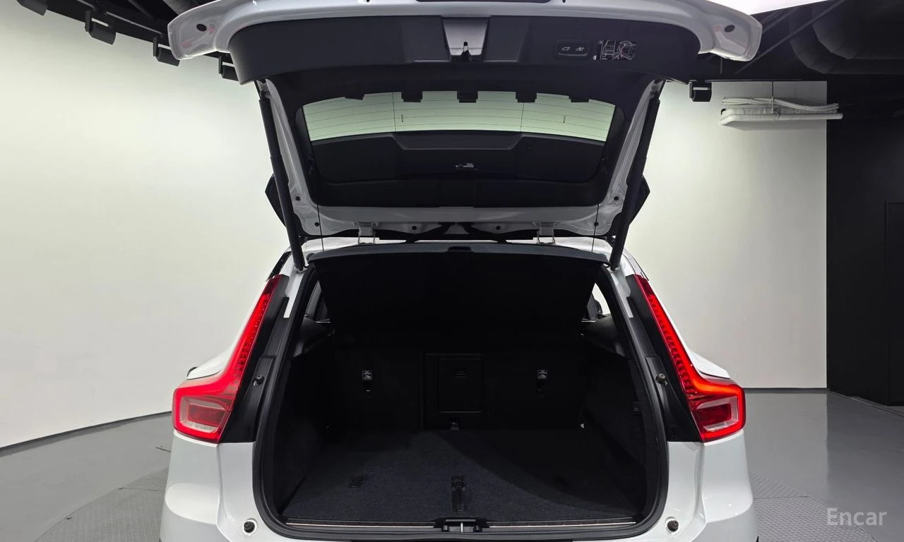 Volvo XC40 T4* R* DESIGN* LANE* ASSIST* ПАНОРАМА* КАМЕРА* , снимка 16 - Автомобили и джипове - 54884158
