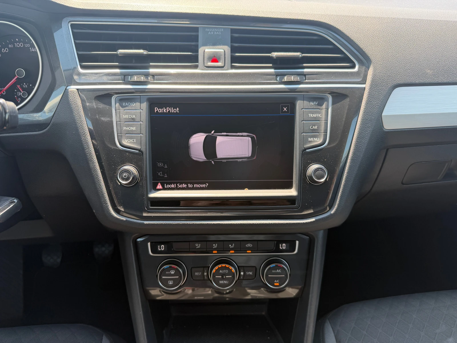 VW Tiguan 1.6 TDi, снимка 14 - Автомобили и джипове - 55554626