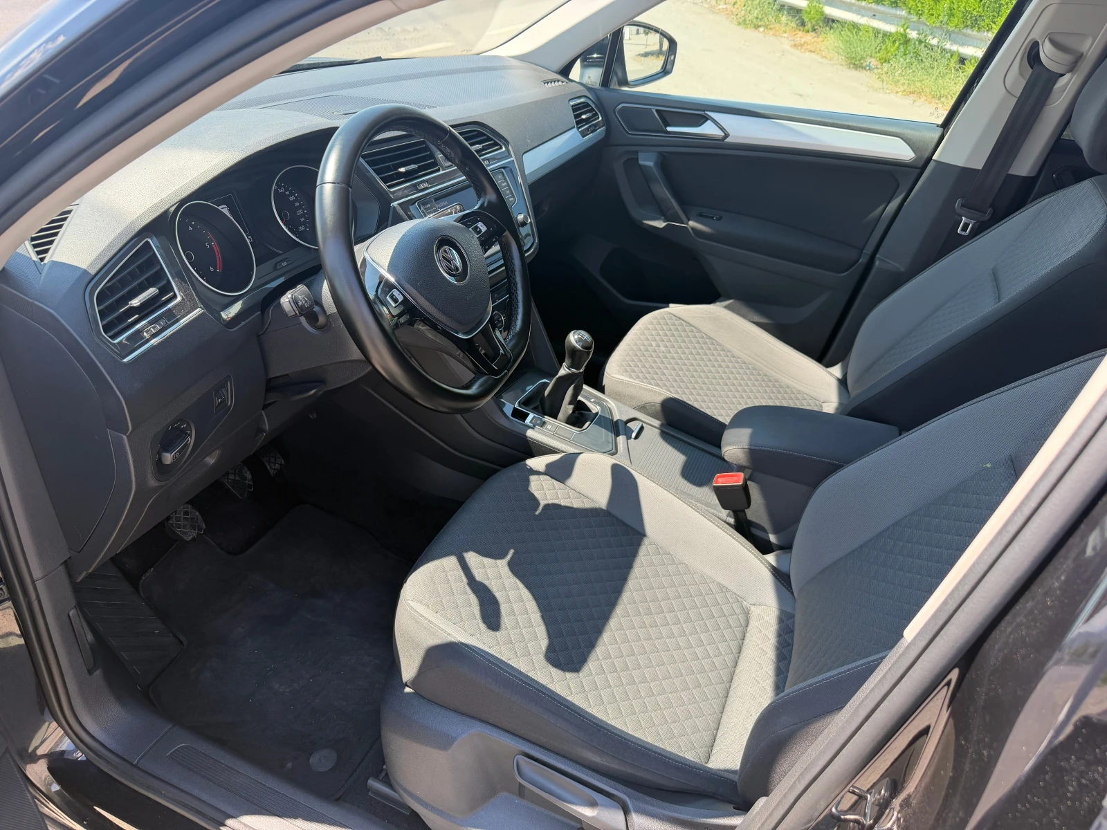 VW Tiguan 1.6 TDi, снимка 9 - Автомобили и джипове - 55554626