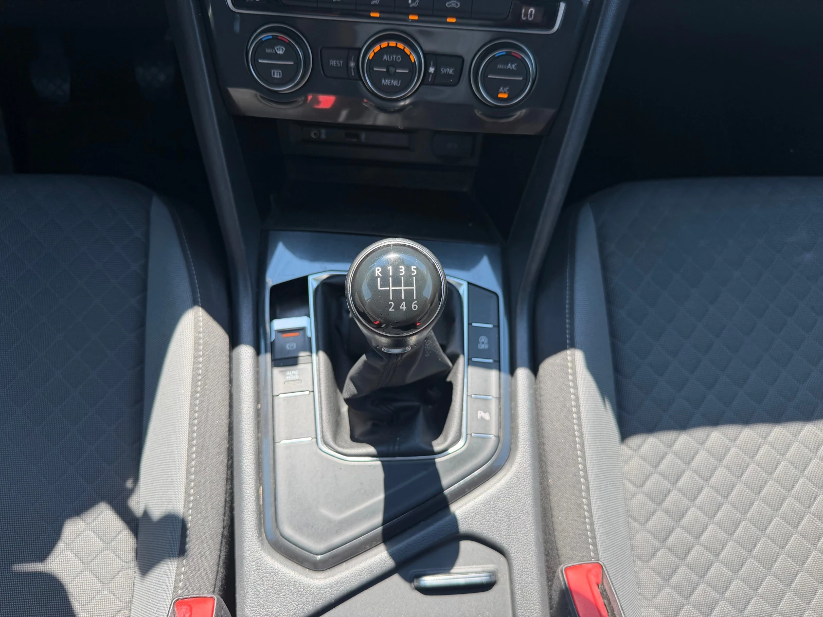 VW Tiguan 1.6 TDi, снимка 13 - Автомобили и джипове - 55554626