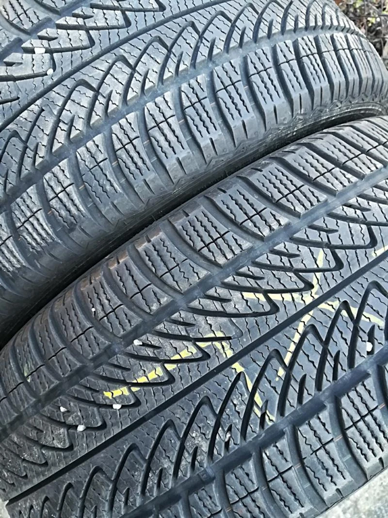 Гуми Зимни 215/55R17, снимка 2 - Гуми и джанти - 23733199