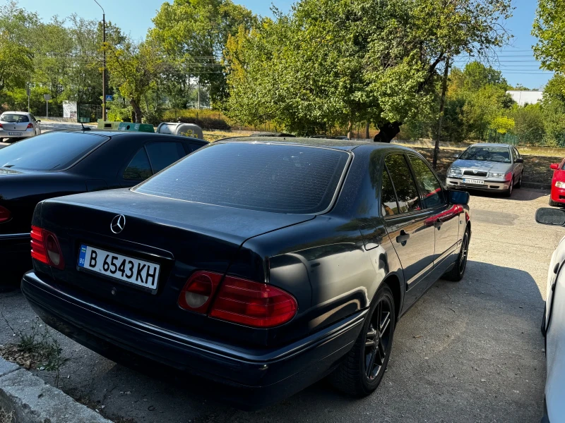 Mercedes-Benz E 220, снимка 3 - Автомобили и джипове - 47647740