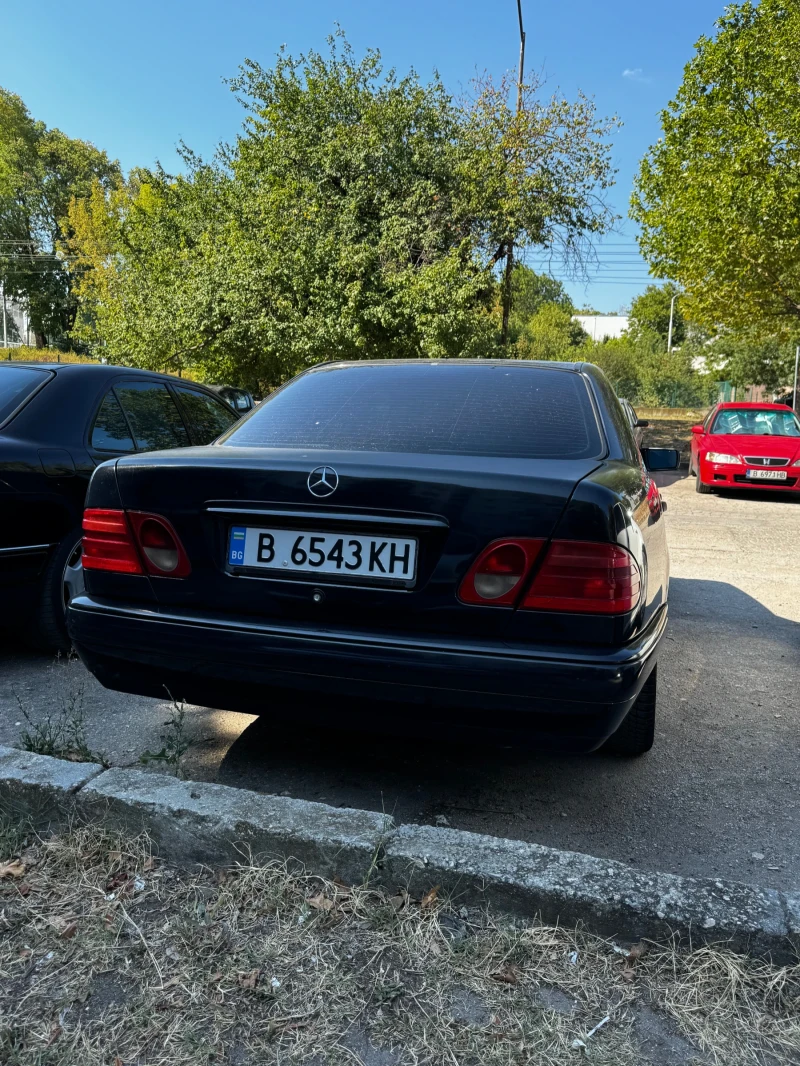 Mercedes-Benz E 220, снимка 4 - Автомобили и джипове - 47647740