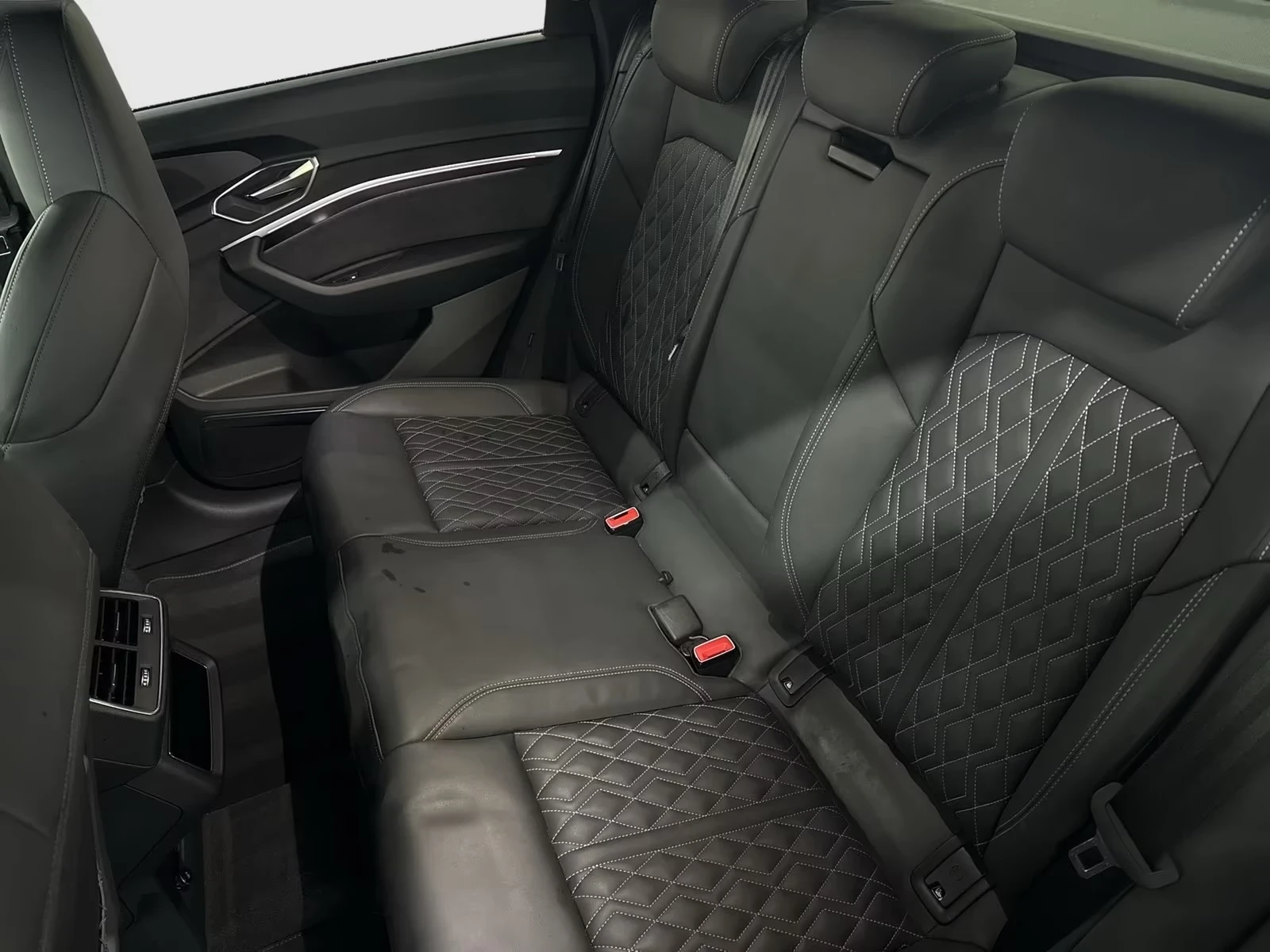 Audi SQ8 e-tron SportBack Matrix DISTR 360 AIR PANO B&O HUD, снимка 14 - Автомобили и джипове - 54476093