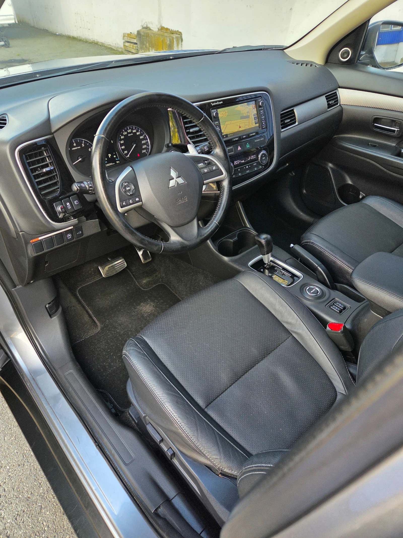 Mitsubishi Outlander 2.0������ 4�4 7-������ | Mobile.bg � ����������� 7