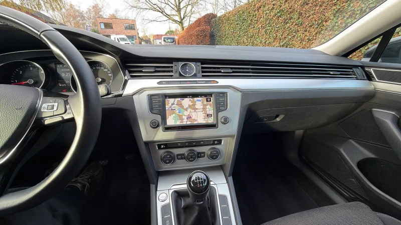 VW Passat, снимка 13 - Автомобили и джипове - 52747327