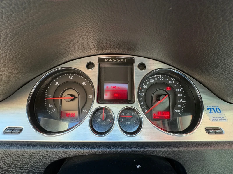 VW Passat 2.0TDI, снимка 12 - Автомобили и джипове - 52927950