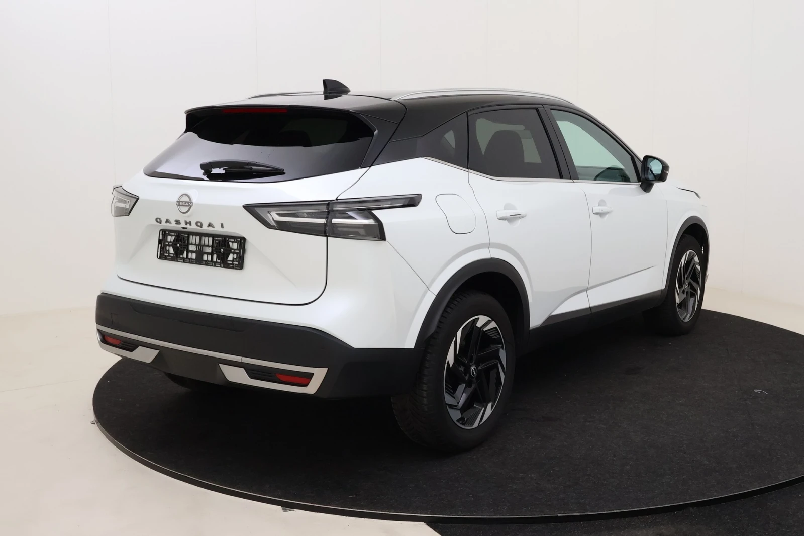 Nissan Qashqai 1.3 DIG-T N-connecta, снимка 3 - Автомобили и джипове - 54627859